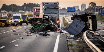 Touringcar vol scholieren overkop na verschrikkelijke botsing met bestelwagen