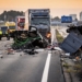 Touringcar vol scholieren overkop na verschrikkelijke botsing met bestelwagen