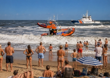 Vreselijk drama voor de kust: één persoon overleden, zoektocht naar de vermiste nog in volle gang