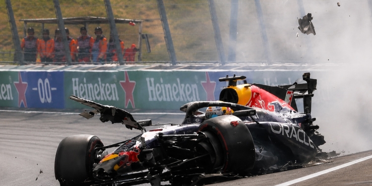 Vreselijke beelden: Monstercrash Max Verstappen in Zandvoort