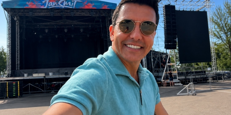 Jan Smit gespot met nieuwe vriendin en ze is een hele bekende