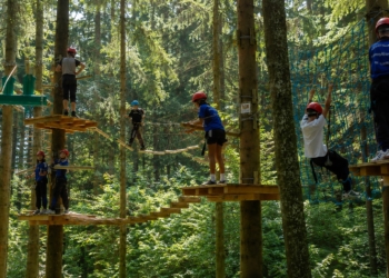 Tiener overleden na val van 40 meter in klimpark