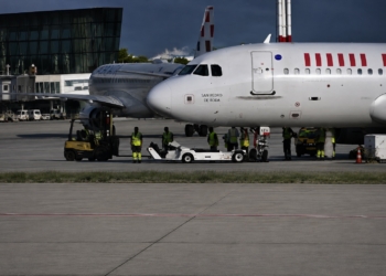Vliegtuig staat vast op de landingsbaan: vluchten naar populaire vakantiebestemmingen geannuleerd