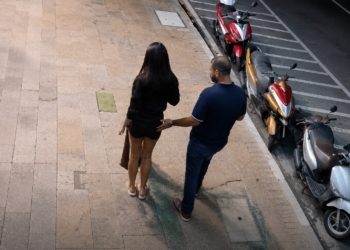 Man grijpt vrouw bij billen, maar ziet haar vriend niet en moet nu door een rietje eten