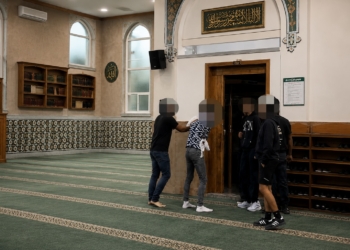Man stormt moskee binnen en geeft imam een kopstoot