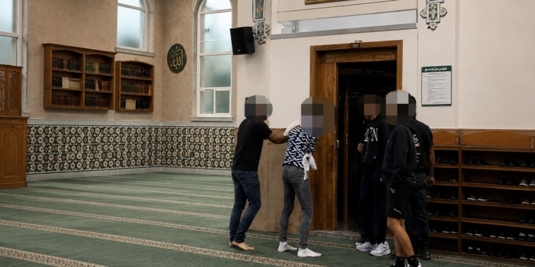 Man stormt moskee binnen en geeft imam een kopstoot