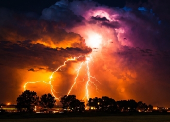Tropische hitte zorgt in de vanavond voor flink noodweer: hier gaat het vanavond helemaal los!