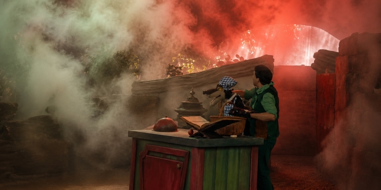 Heftige beelden: machine slaat op hol tijdens Efteling-show