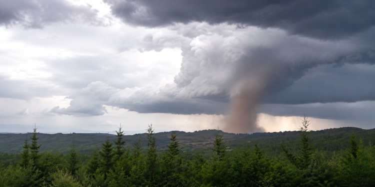 Schokkende beelden: Zuid-Frankrijk frontaal geraakt door verwoestende tornado