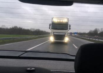 Na het inhalen flitst de vrachtwagen achter je één keer kort: dit wil de chauffeur je vertellen