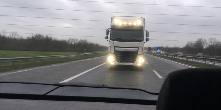 Na het inhalen flitst de vrachtwagen achter je één keer kort: dit wil de chauffeur je vertellen