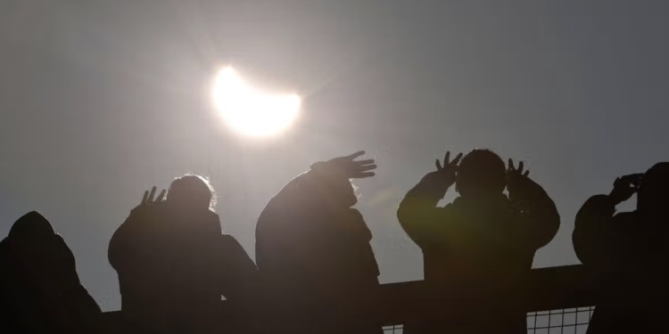 Dit is de reden waarom je nooit met blote ogen naar een zonsverduistering moet kijken