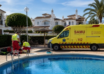 Gezinsvakantie in Spanje eindigt in drama: tiener (15) overleden