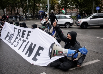 Pro-Palestijnse betogers blokkeren de weg… maar daar is de politie niet van gediend