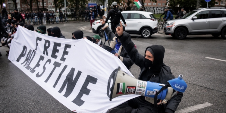 Pro-Palestijnse betogers blokkeren de weg… maar daar is de politie niet van gediend