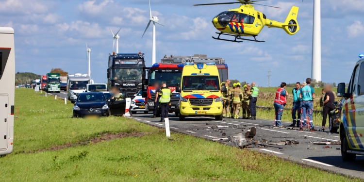 Persoon overleden bij frontale botsing tussen personenauto en camper