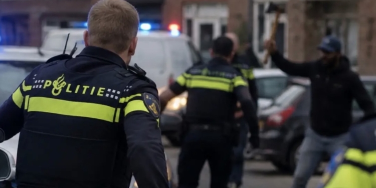 Politie komt af op melding over man met bijl, maar dan loopt de situatie volledig uit de hand