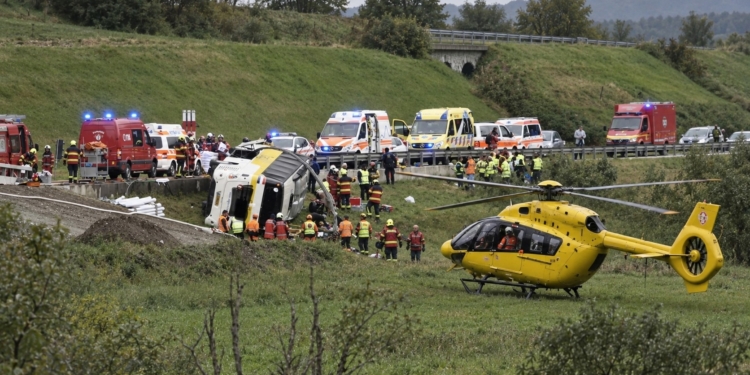 Afschuwelijk: meerdere doden en gewonden bij zwaar ongeluk met Nederlandse touringcar