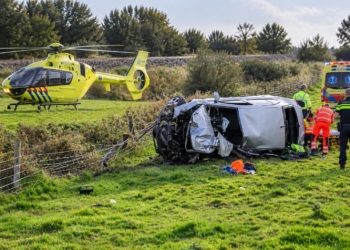 Vreselijk ongeluk: jongen sterft nadat auto wordt geraakt door trein