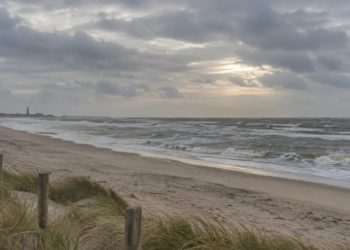 Gruwelijke vondst: jonge moeder (21) na avondje uit dood aangetroffen op strand