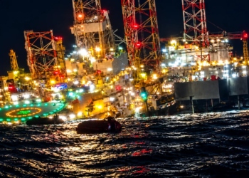 Huiveringwekkende beelden: Gigantisch boorplatform zinkt met 115 mensen aan boord