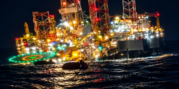 Huiveringwekkende beelden: Gigantisch boorplatform zinkt met 115 mensen aan boord