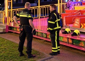Vreselijk ongeluk: meisje (18) valt uit draaiende kermisattractie en overlijdt