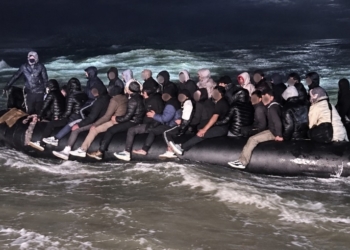 Boot vol met migranten duikt op voor Nederlandse kust: hulpdiensten massaal ingezet