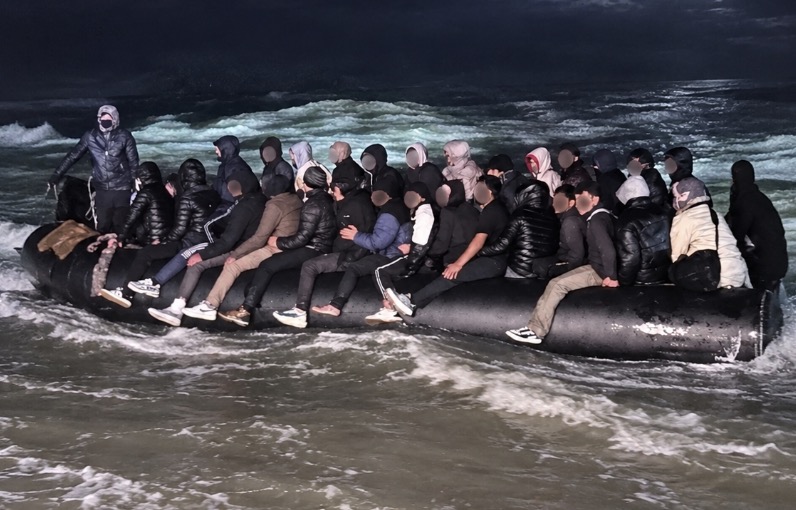 Boot vol met migranten duikt op voor Nederlandse kust: hulpdiensten massaal ingezet