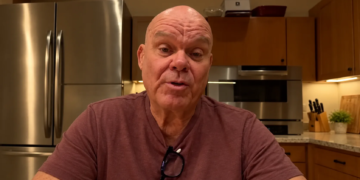 Onze gedachten zijn momenteel bij Paul de Leeuw (64)